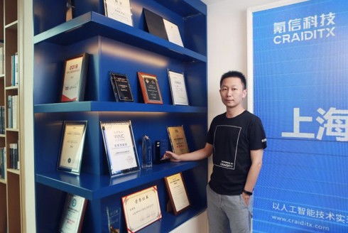 氪信ceo朱明杰榮獲 長(zhǎng)寧區(qū)杰出人才 稱號(hào) 這個(gè) 混搭 獎(jiǎng)項(xiàng)百花齊放